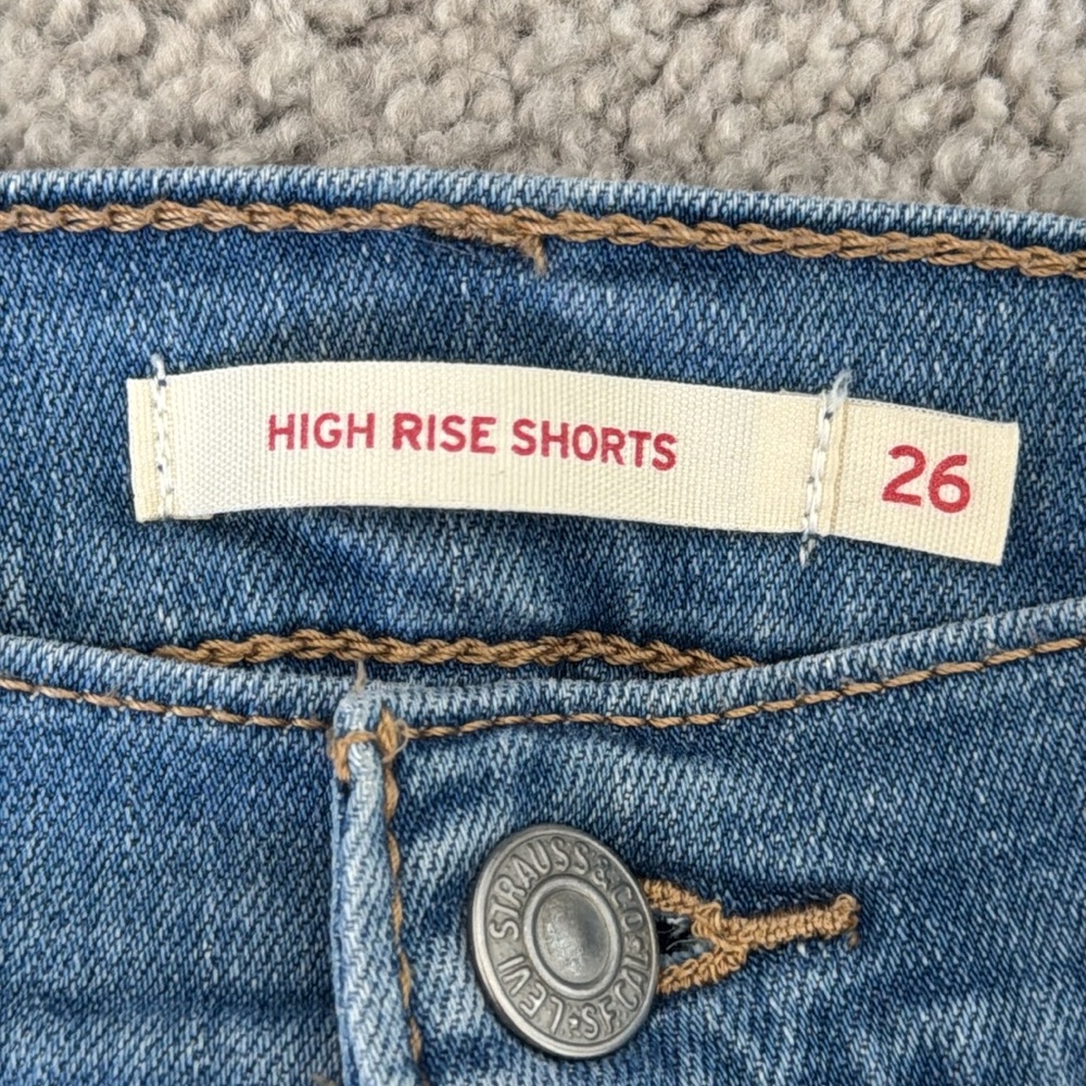 Levi's Women's High Rise Shorts - Size 26 - Picture 4 of 5